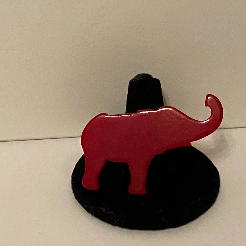 VINTAGE BAKELITE BROOCH RED ELEPHANT TRUNK UP PIN JEWELRY